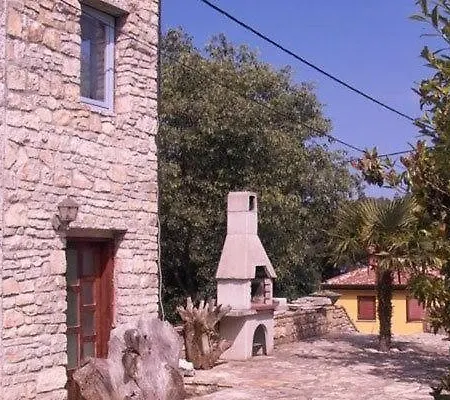 Steinhaus Kastel Daire *