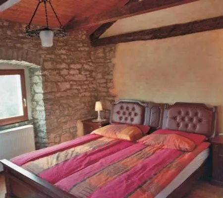 Steinhaus Kastel * Buje